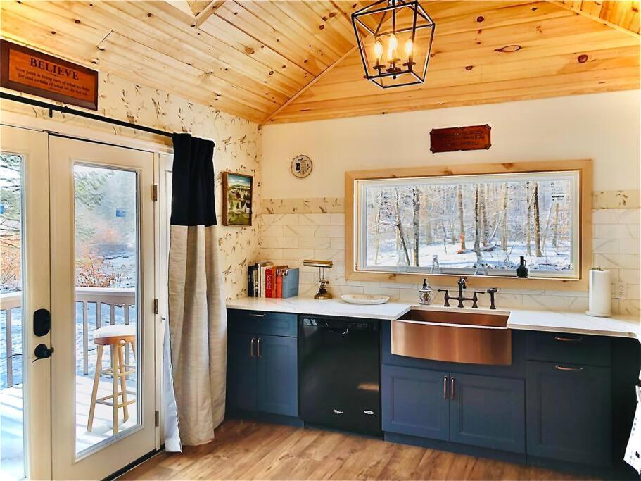 Charming 120-year-old By The Creek. Сasa de vacaciones Starlight