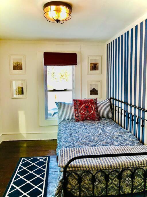 Charming 120-year-old By The Creek. Сasa de vacaciones Starlight