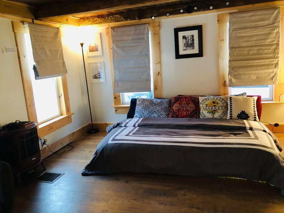 Charming 120-year-old By The Creek. Starlight